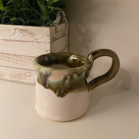 Hand Thrown Pottery Coffee Mug. Signed by Artist  Rustic Farmhouse Cream/Green - Picture 1 of 11